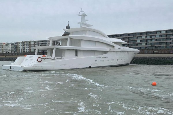 Częściowo wyposażony superjacht z Gdyni zerwał hol niemal u celu w Holandii