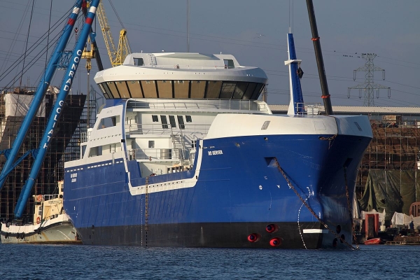 Kadłub Ro Server z Marine Projects holowany do Norwegii