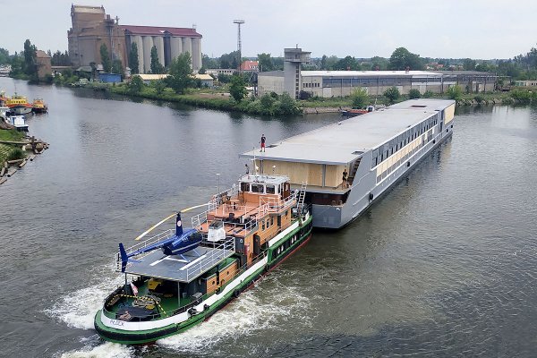 Śródlądowy wycieczkowiec w drodze ze stoczni w Płocku, przez Gdańsk, do Holandii