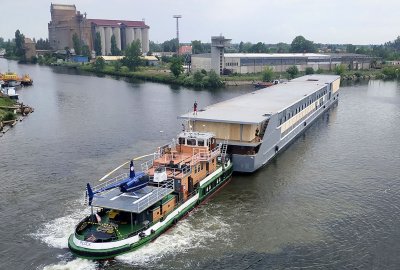 Śródlądowy wycieczkowiec w drodze ze stoczni w Płocku, przez Gdańsk, do ...