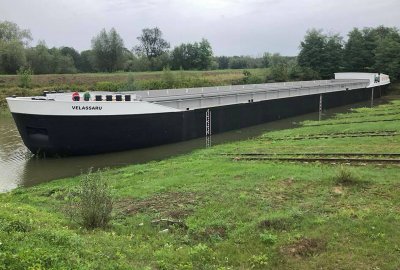 Kadłub statku śródlądowego Velassaru ze stoczni Malbo holowany do Holand...