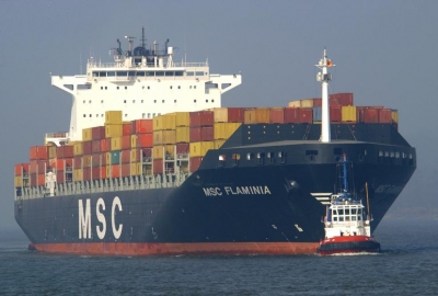 Załoga ewakuowana z płonącego kontenerowca MSC Flaminia