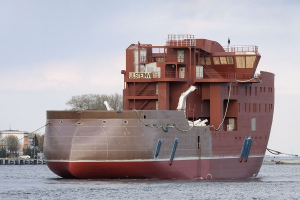 Kolejne dwa kadłuby statków wyholowane w czwartek z Gdyni [VIDEO]