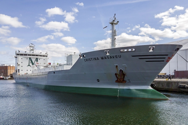 Hiszpański cementowiec załadowany w Gdyni popiołem