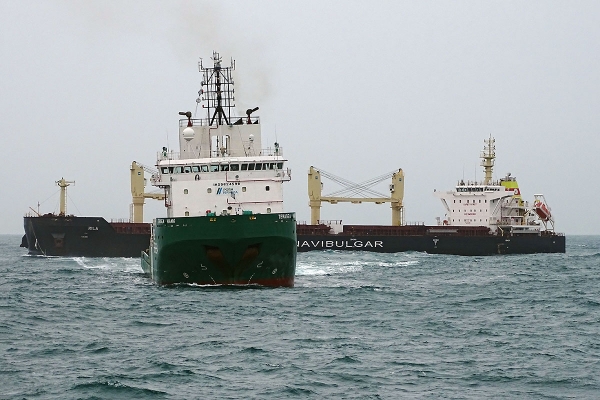 Załadowany soją masowiec Rila przyholowano przez Atlantyk do Gdyni