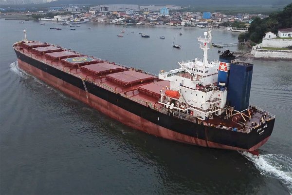 Grecki masowiec dwukrotnie zaatakowany rakietami na Morzu Czerwonym