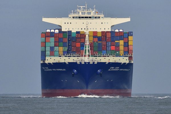 Wielkie kontenerowce na trasie między Azją i Europą okrążają Afrykę omijając Kanał Sues...