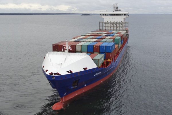 Pożar na statku z niebezpiecznym ładunkiem - Escape dryfuje u wybrzeży Łotwy