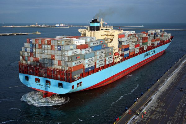 10 lat temu do Gdańska zawinął pierwszy kontenerowiec z oceanicznego serwisu żeglugoweg...