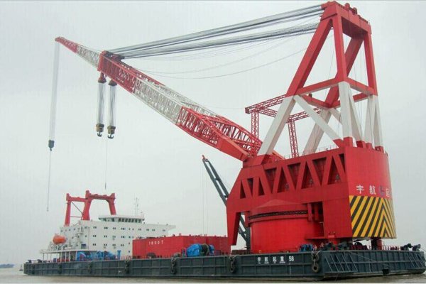 Poważny wypadek chińskiego dźwigowca w trakcie instalacji morskiej farmy wiatrowej