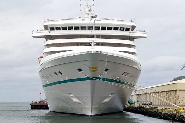 Artania - pierwszy w tym roku wycieczkowiec w Gdyni