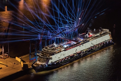 Spektakularny chrzest wycieczkowca Mein Schiff 1 [VIDEO]