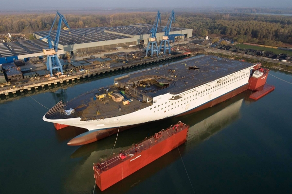 Duża część kadłuba wycieczkowca ze stoczni rumuńskiej dla włoskiej