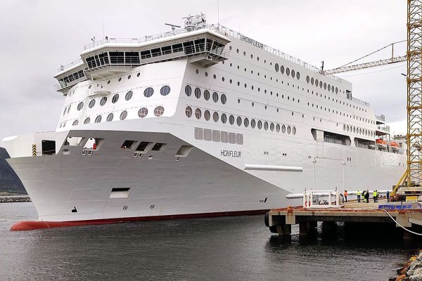 Prom z napędem LNG Honfleur przekazany przez stocznię Fosen już w Gdyni