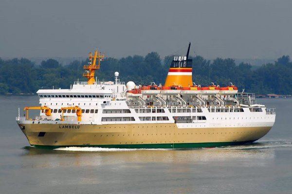 Prom pasażerski nie wpuszczony do portu - ludzie skaczą do wody, by dostać się wpław na...