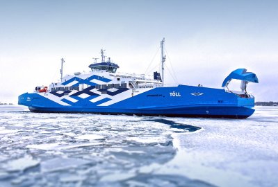 Polskiej budowy prom w akcji jako ratowniczy lodołamacz na Bałtyku