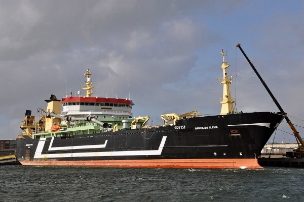 Polska bandera na rekordowym rybackim ''statku-monstrum'' (monster boat)