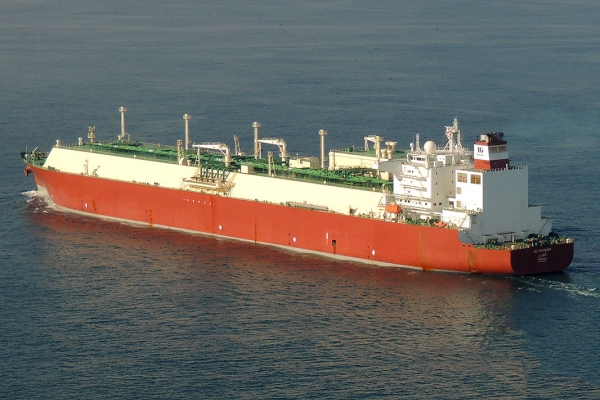 Pierwsze nocne wejście gazowca do terminalu w Świnoujściu