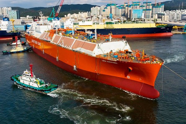 Gazowiec Lech Kaczyński w próbach morskich, przyjął pierwszy ładunek LNG