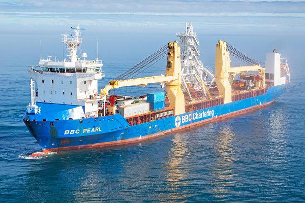 Pierwsze pojazdy bojowe z Korei dla naszej armii już w Polsce - na redzie portu Gdynia