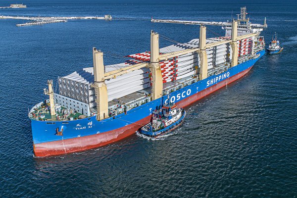 Największa w historii polskich portów dostawa łopat turbin wiatrowych [VIDEO]