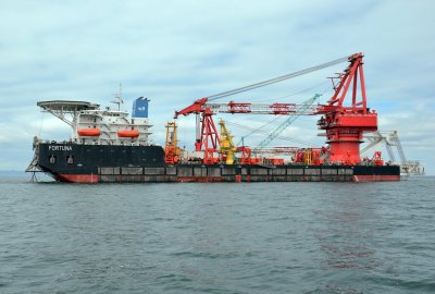 Rosyjska barka Fortuna wznowiła układanie rur gazociągu Nord Stream 2...