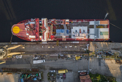 Ocean Viking przy stoczniowym nabrzeżu w Szczecinie