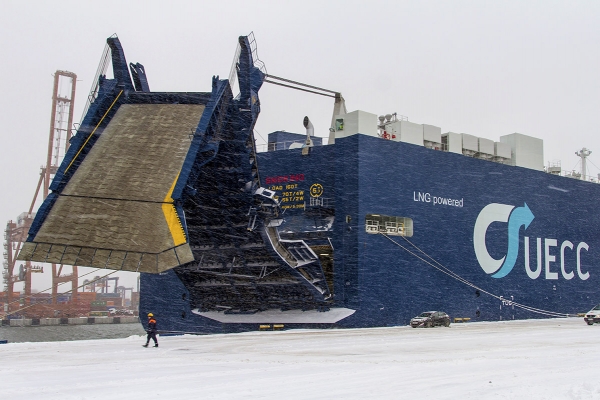 Jeden z pierwszych w świecie samochodowców z napędem LNG w Gdyni