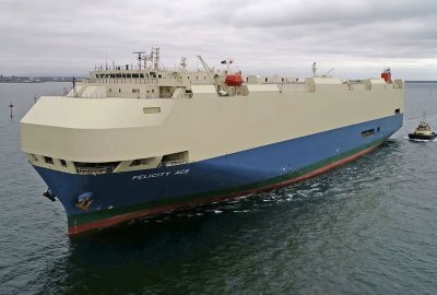 Na Atlantyku w rejonie Azorów w ogniu kolejny duży samochodowiec