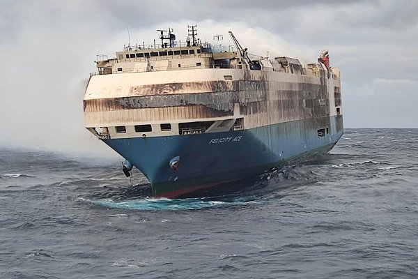 Zatonął płonący od połowy lutego samochodowiec z czterema tysiącami drogich samochodów...