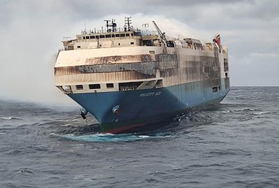 Zatonął płonący od połowy lutego samochodowiec z czterema tysiącami drog...