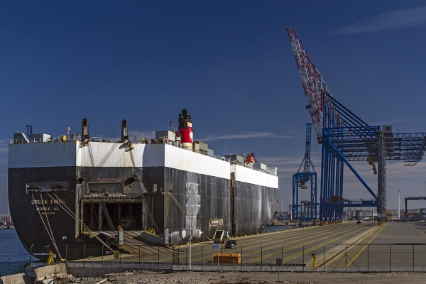 Samochodowiec z amerykańskim sprzętem wojskowym w DCT Gdańsk