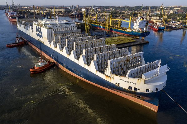 Atlantic Star - kolos i gwiazda wśród statków typu con-ro w Gdańskiej Stoczni Remontowe...