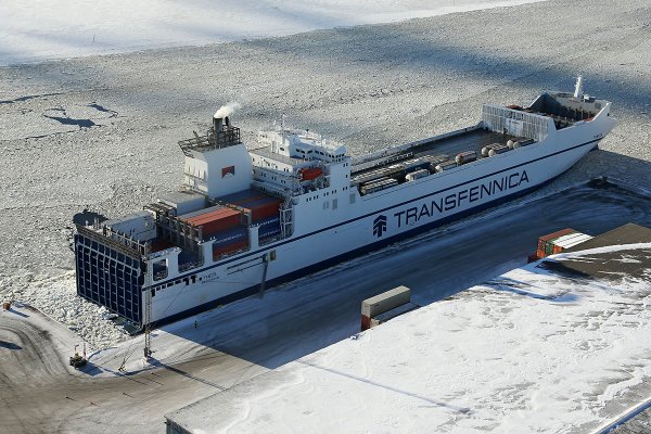 Timca unieruchomiona przy nabrzeżu po wejściu na mieliznę