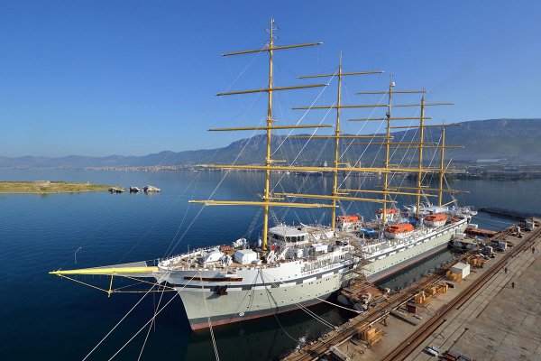 Wycieczkowiec Flying Clipper - największy żaglowiec świata - utkwił w stoczni, jest do ...