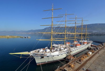 Wycieczkowiec Flying Clipper - największy żaglowiec świata - utkwił w st...