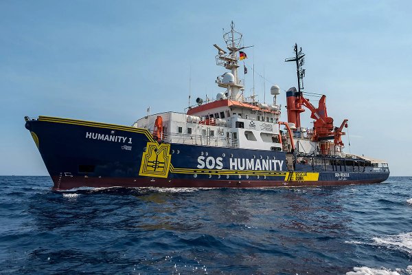 Kilkuset migrantów zeszło we Włoszech na ląd z pokładu trzech statków