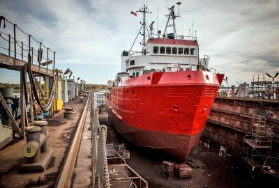 Ostatnia praca stoczni MSR Gryfia w Świnoujściu - statek migrantów
