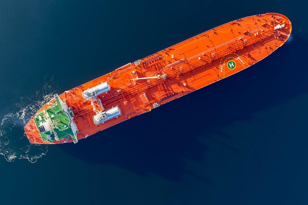 Total czarteruje tankowce VLCC z napędem LNG od armatora AET