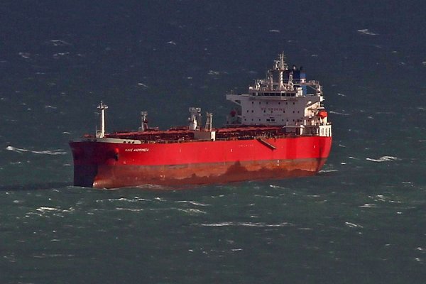 Aresztowano siedmiu pasażerów na gapę na tankowcu na kanale La Manche