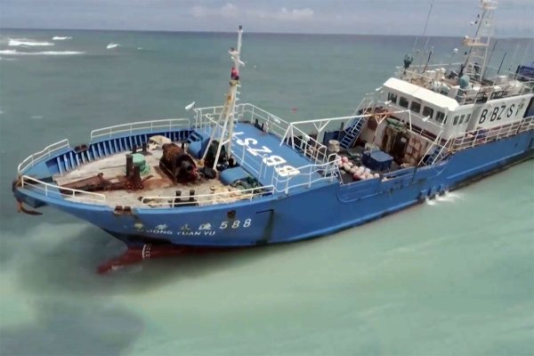 Mauritius: Chiński trawler na mieliźnie, obawy o wyciek ropy [VIDEO]