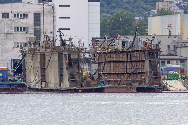 W Naucie, po chemikaliowcu Hordafor V, podniesiony już także dok