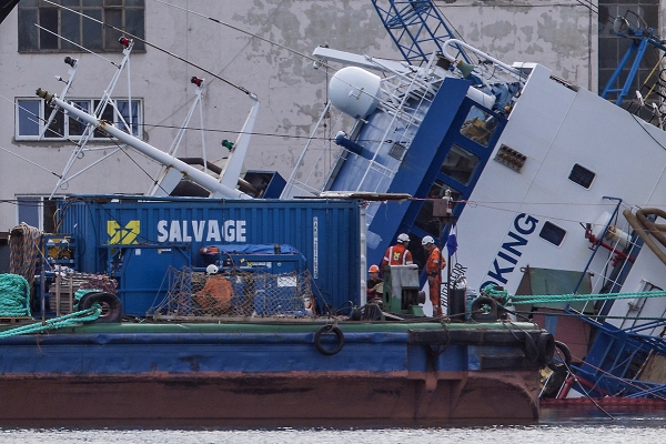 Holendrzy rozpoczęli prace przy podnoszeniu doku i statku Hordafor V w stoczni remontow...