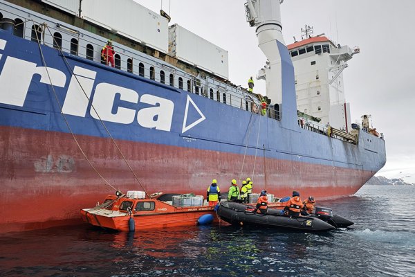 Kluczowe moduły nowej bazy dotarły do Polskiej Stacji Antarktycznej