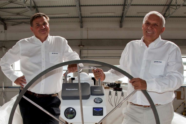 Delphia Yacht na fali wznoszącej