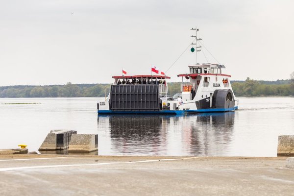 Ewakuowano pasażerów z promu Flisak. Jednostka utknęła na Wiśle