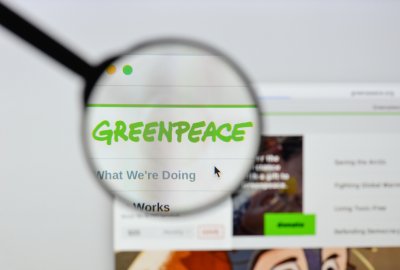 W Bremie aktywiści wymalowali na statku z rosyjską ropą hasło 