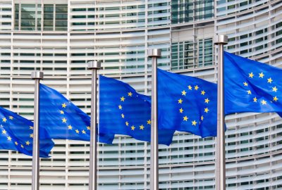 Flagi europejskie przed budynkiem siedziby Komisji Europejskiej w Brukseli (Fot.: Shutterstock) KE proponuje drugi pakiet środków, aby wesprzeć sektory rybołówstwa i akwakultury