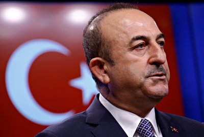 Mevlut Cavusoglu (Fot.: Shutterstock) Władze Turcji: Grecja powinna zdemilitaryzować wyspy na Morzu Egejskim