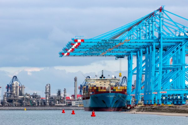 Raport: port w Rotterdamie jest najbardziej zanieczyszczającym portem morskim w Europie...